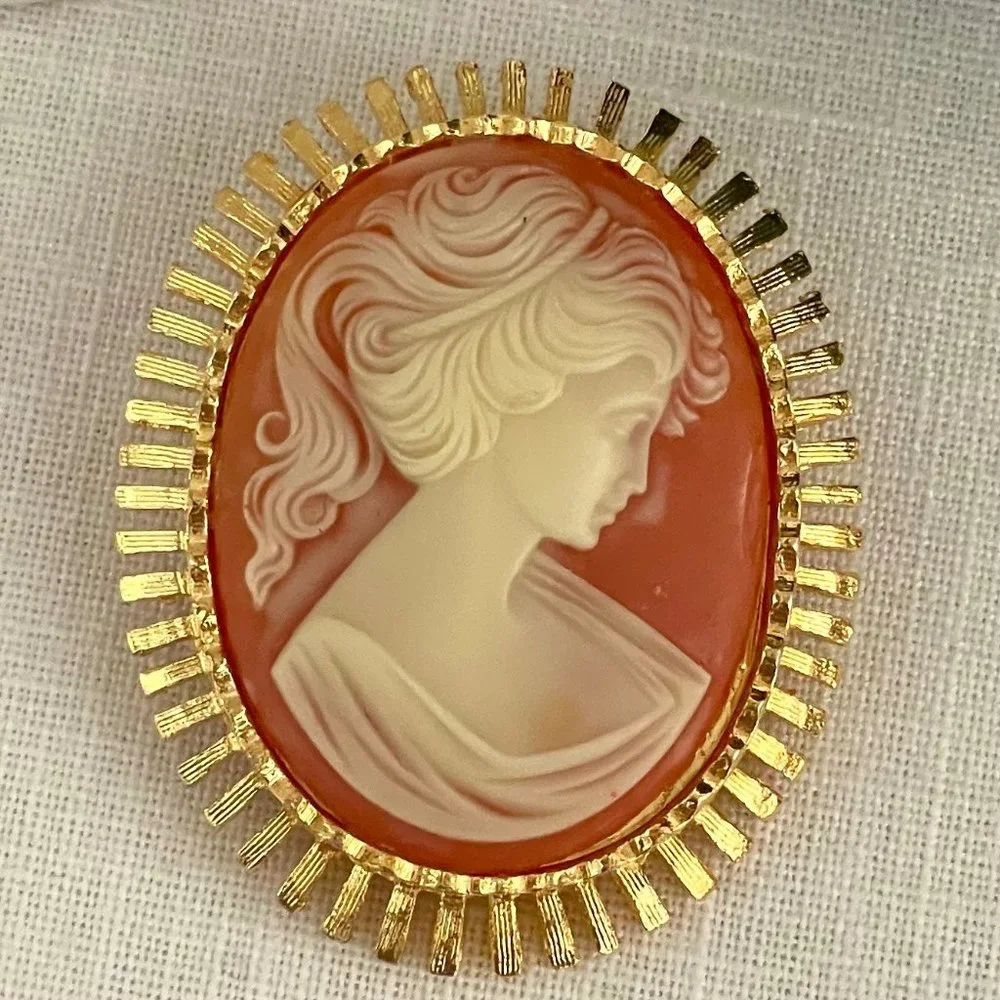 Vintage Style Cameo Brooch Pin Pendant Resin on Goldtone Oval 1.5 in x 2 in